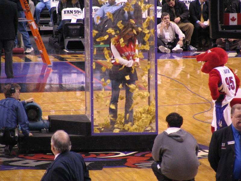 Raptors - 02.04.2005 072.jpg